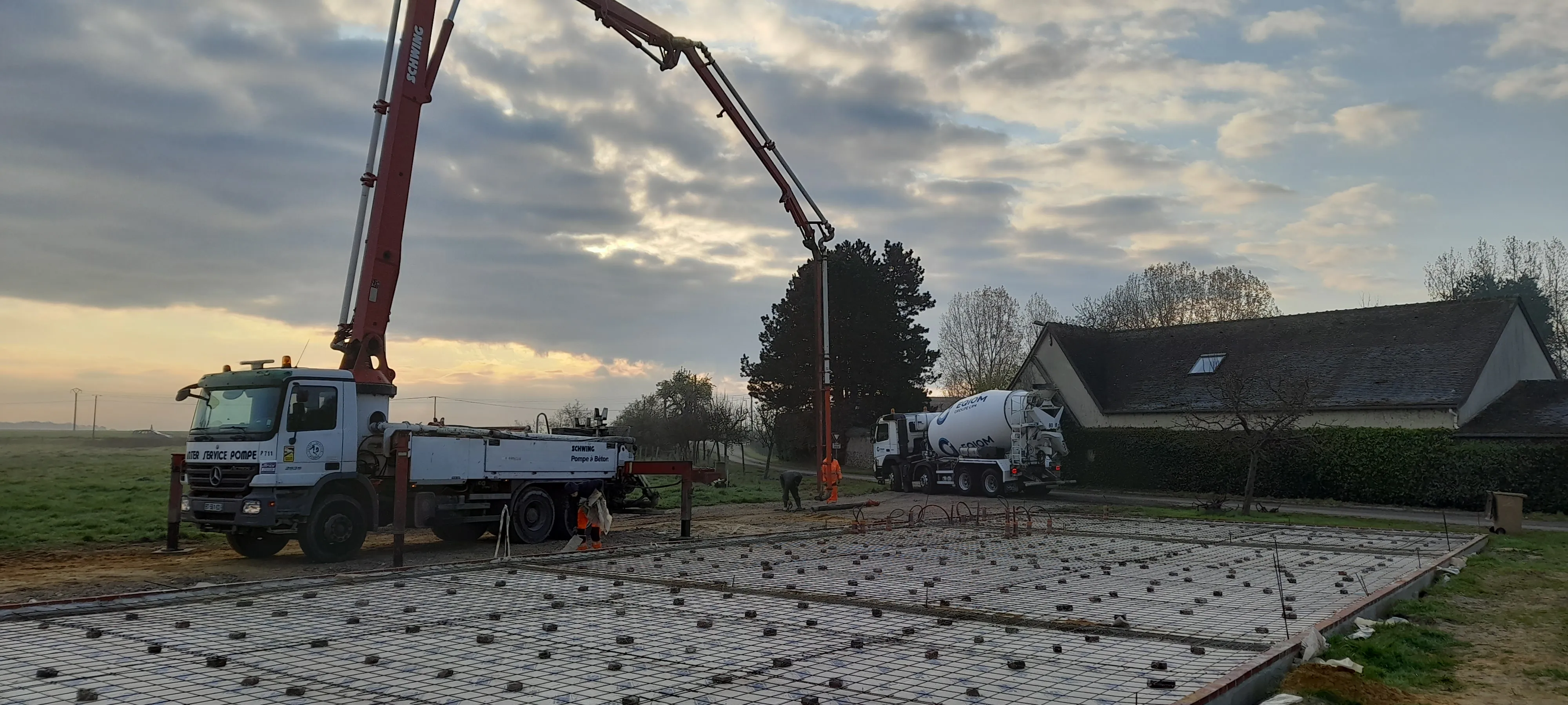 Engin de terrassement sur un terrain dans l’Eure